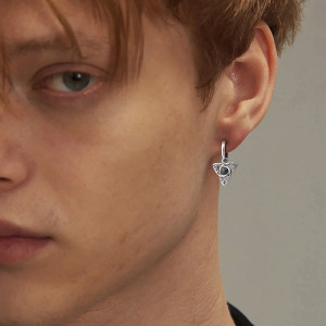 Vue portee Boucles d’Oreilles Viking "Triquetra des Anciens" - 3 couleurs au choix