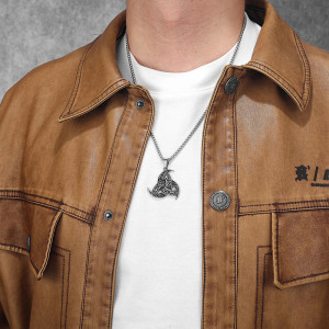 Vue Portee Collier Viking Triskèle de Sagesse