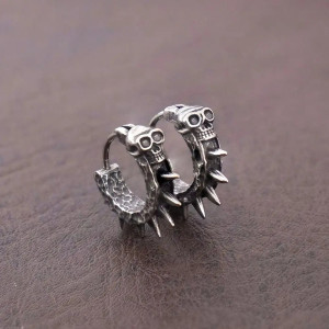 Vue de Face Boucles d’Oreilles Tête de Mort Rock Anneau Clouté