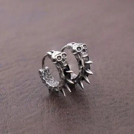 Vue de Face Boucles d’Oreilles Tête de Mort Rock Anneau Clouté