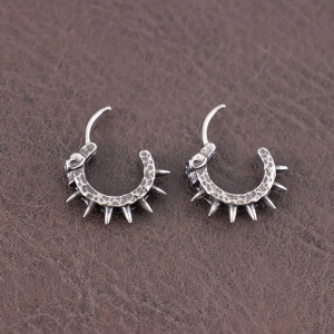 Vue Laterale Boucles d’Oreilles Tête de Mort Rock Anneau Clouté