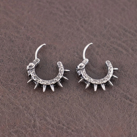 Vue Laterale Boucles d’Oreilles Tête de Mort Rock Anneau Clouté
