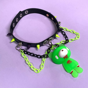 Vue Laterale Collier Ras-du-Cou Gothique "Ourson Vampire Néon Toxique"  - 2 couleurs au choix !