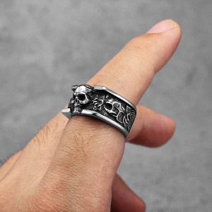 Vue Portee Bague Tête de Mort "Memento Rose"