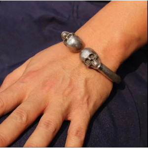 vue complète Vue de face du Bracelet Tête de Mort Jonc des Crânes Jumeaux