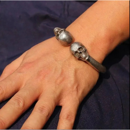 vue complète Vue de face du Bracelet Tête de Mort Jonc des Crânes Jumeaux