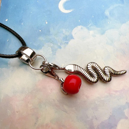 Vue de face Collier Rock Gothique "Tentation Éternelle - Serpent de la Pomme Interdite"