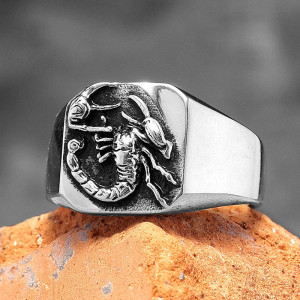Vue Laterale Bague Scorpion "Desert Stinger"