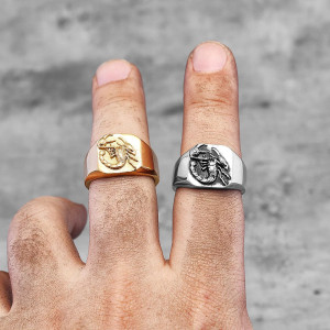 Vue portee Bague Scorpion "Desert Stinger"