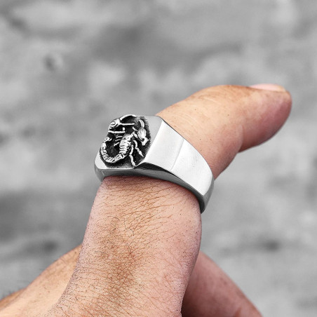 Vue Portee Bague Scorpion "Desert Stinger"