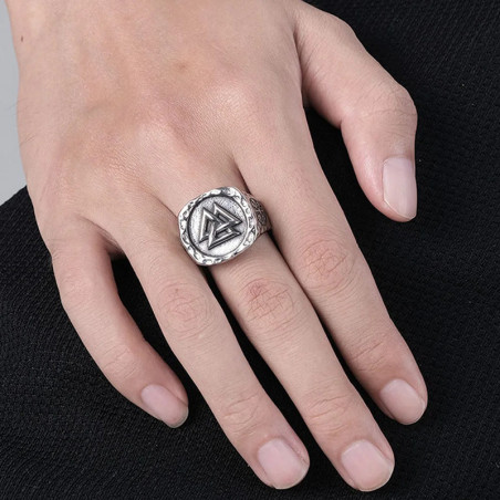 Vue portee Bague Viking Valknut 'Sceau d’Odin' - 2 couleurs au choix !