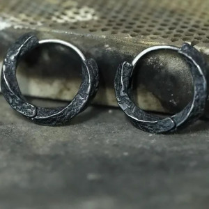 Avant Boucles d’Oreilles Viking - Anneaux Martelés de la Forge Noire