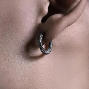Vue Portee Boucles d’Oreilles Viking - Anneaux Martelés de la Forge Noire