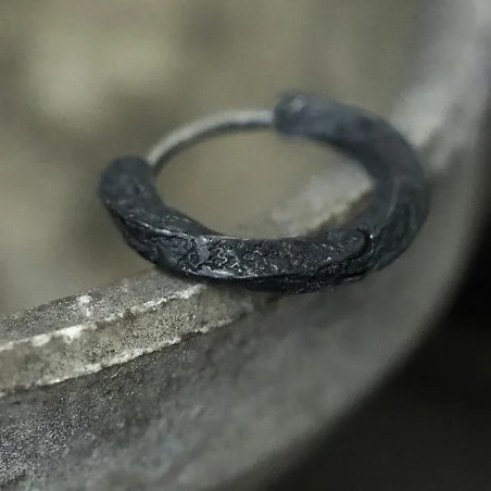 Vue Laterale Boucles d’Oreilles Viking - Anneaux Martelés de la Forge Noire