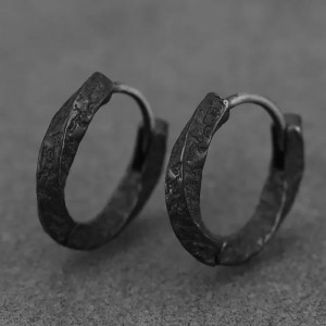Vue de Face Boucles d’Oreilles Viking - Anneaux Martelés de la Forge Noire