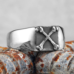 Vue Latrale Bague Tête de Mort "Os Croisés Funéraires"