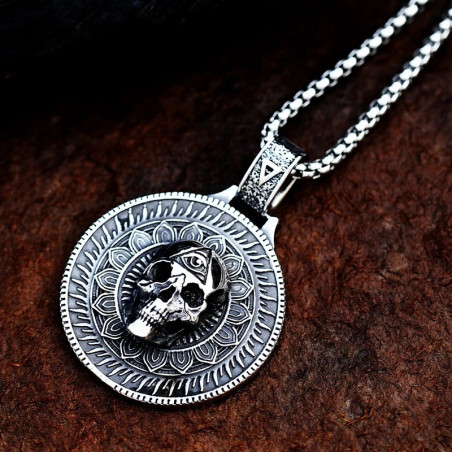 Vue Laterale Collier Tête de Mort - Médaillon Mandala de l'Œil Éveillé