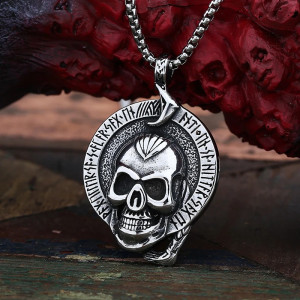 Vue de Cote Collier Tête de Mort Viking – Crâne Vegvisir Runique