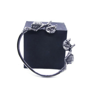 Vue de face Bracelet jonc Tête de Mort "Skeleton Embrace"