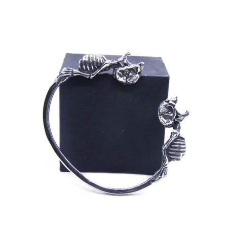 Vue de face Bracelet jonc Tête de Mort "Skeleton Embrace"