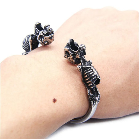 Vue portee Bracelet jonc Tête de Mort "Skeleton Embrace"