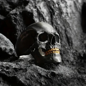 Vue de cote Bague Tête de Mort "Mâchoire d'Or"