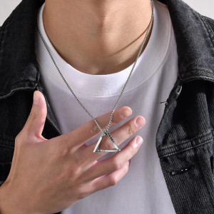 Vue Portee Collier Viking Triangle Runique - 2 modèles au choix !