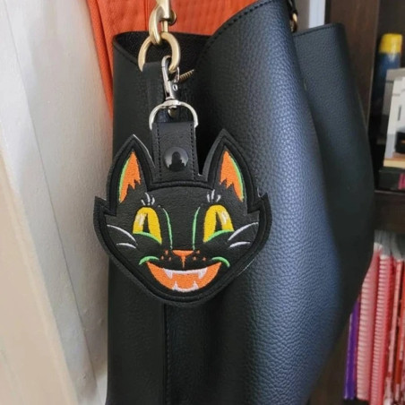 Vue de Face Porte-Clé Gothique - Chat Malicieux Nocturne