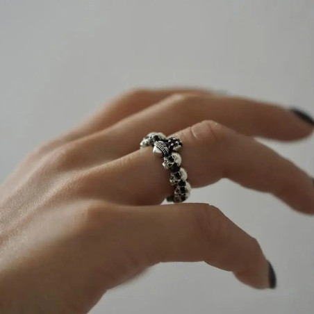 Vue portee Bague Tête de Mort "Eternal Royalty"