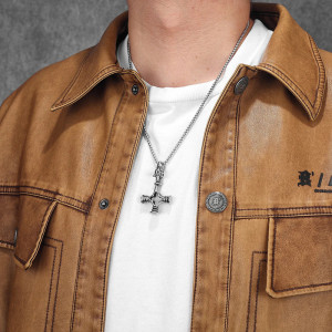 Vue portee Pendentif Croix Anti-Christ "Crucifix de la Chute"