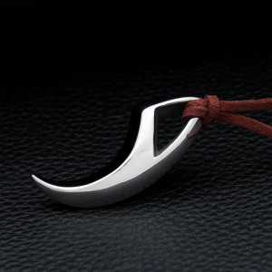 Vue Laterale Collier Viking Loup - Croc du Prédateur Nordique