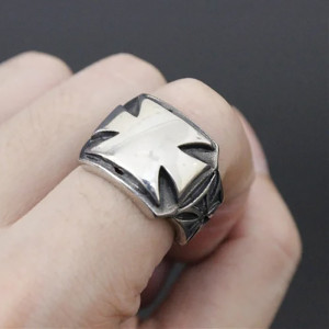 Vue portee Bague Motard Croix de Fer "Héritage Acier Rebelle"