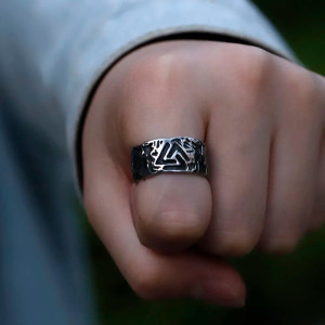 Vue Portee Bague Viking "Morsure du Dragon du Valknut"
