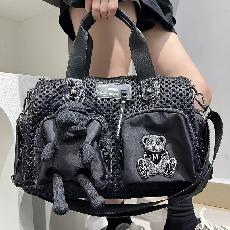 Sac de Sport Tête de Mort Gothique "Peluche Sombre Suspendue"