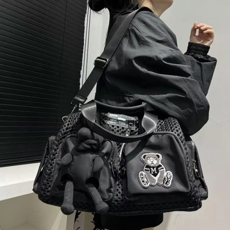 Vue Laterale Sac de Sport Tête de Mort Gothique "Peluche Sombre Suspendue"