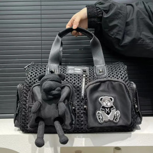 Vue de face Sac de Sport Tête de Mort Gothique "Peluche Sombre Suspendue"