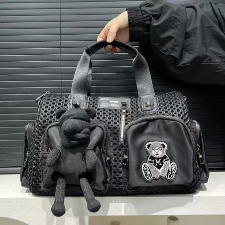 Vue de face Sac de Sport Tête de Mort Gothique "Peluche Sombre Suspendue"