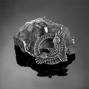 Détails du Collier Viking Corbeau Sacré Cercle Runique Couleur Argent