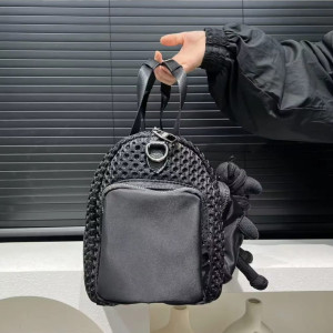 Vue de côté du Sac de Sport Tête de Mort Gothique Peluche Sombre Suspendue
