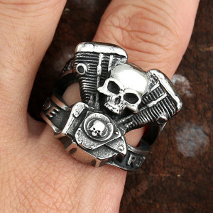 Vue portee Bague Tête de Mort Motard - Moteur V-Twin Rider Éternel