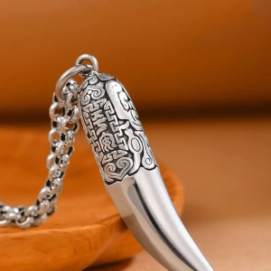 vue de face Collier Loup Argent 925 " Croc du Loup Alpha"