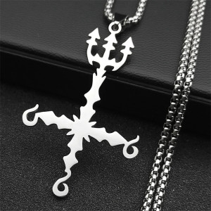 Vue Laterale Pendentif Croix Infernale au Trident