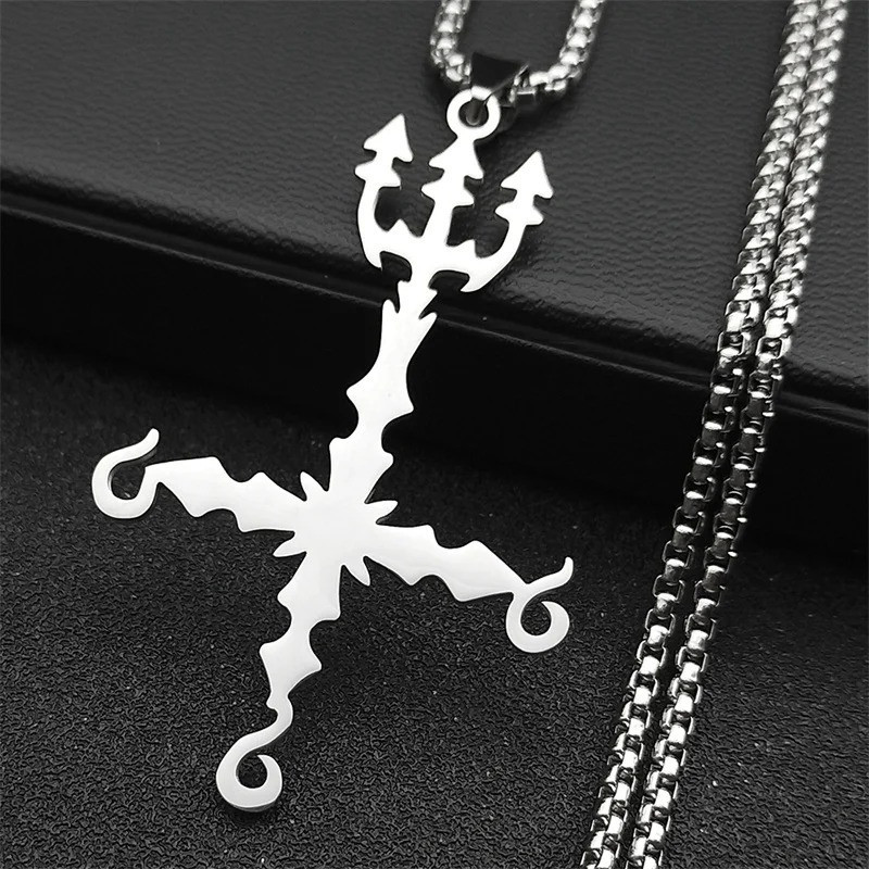 Vue Laterale Pendentif Croix Infernale au Trident