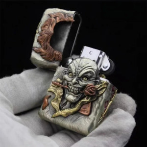 Vue Detaille Briquet Tête de Mort Clown Dément Barbelé