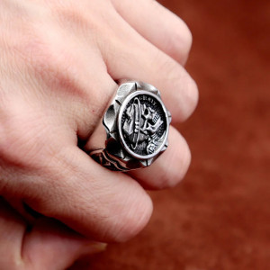 Vue portee Bague Tête de Mort "Hors-la-Loi 1886 Rebelle"