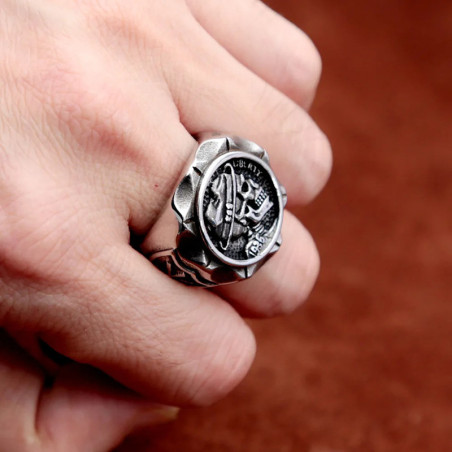 Vue portee Bague Tête de Mort "Hors-la-Loi 1886 Rebelle"