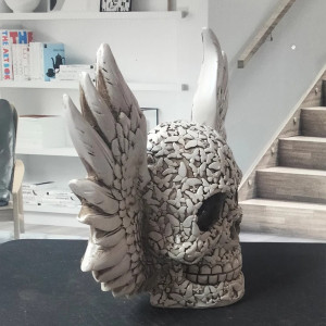 Vue Laterale Crâne Décoratif Tête de Mort Ailes du Jugement Éternel