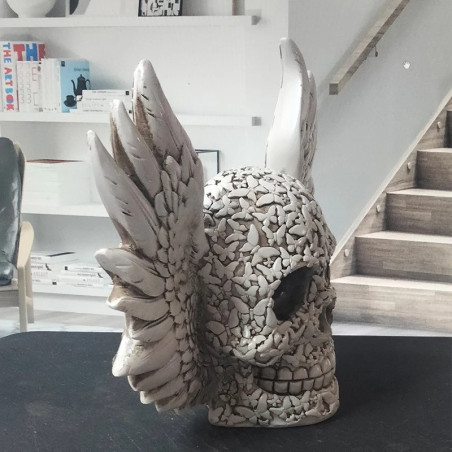 Vue Laterale Crâne Décoratif Tête de Mort Ailes du Jugement Éternel