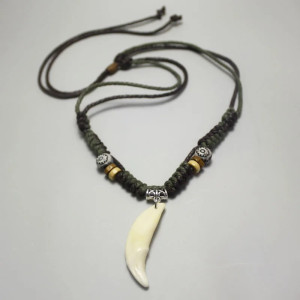 Collier Viking Loup "L'Héritage d'Ulf-Vakt : Le Croc de Fenris" Couleur Blanc