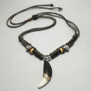 Collier Viking Loup "L'Héritage d'Ulf-Vakt : Le Croc de Fenris" Couleur Noir